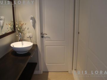 Chalet de estilo Neo Clásico construido en altura en el médano.
