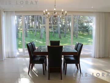 Chalet de estilo Neo Clásico construido en altura en el médano.