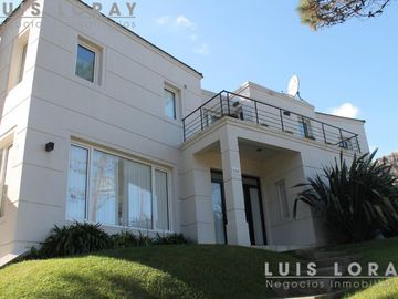 Chalet de estilo Neo Clásico construido en altura en el médano.