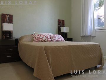 Chalet de estilo Neo Clásico construido en altura en el médano.