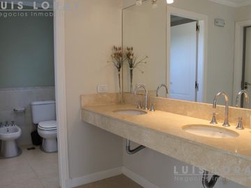 Chalet de estilo Neo Clásico construido en altura en el médano.
