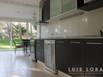 Chalet de estilo Neo Clásico construido en altura en el médano.