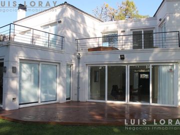Chalet de estilo Neo Clásico construido en altura en el médano.