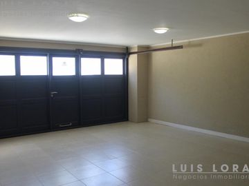 Chalet de estilo Neo Clásico construido en altura en el médano.