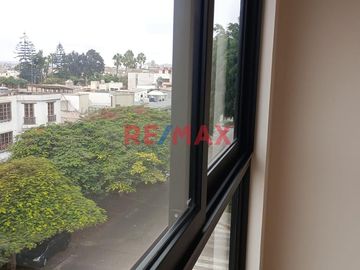 Lindos departamentos en preventa, con excelente ubicación en la Urb. Los Rosales. con hermosa vista a parque.
Financiado por el BCP.
ENTREGA MAYO 20
