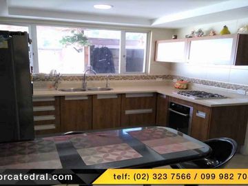 Casa de venta en Av Gonzalez Suarez - Conocoto – código:17458
