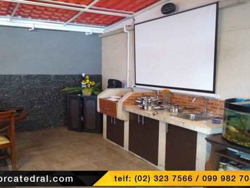 Casa de venta en Av Gonzalez Suarez - Conocoto – código:17458