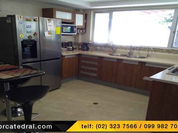 Casa de venta en Av Gonzalez Suarez - Conocoto – código:17458