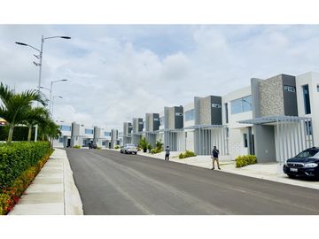 CASAS EN URBANIZACIÓN TERRAZAS DE SANTA MARA EN MANTA