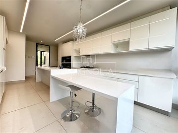 Departamento en venta de 4 dorm. en Las Condes