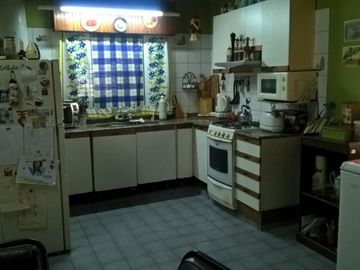 Garin Casa Zona Céntrica - sobre lote 281mts2 - a 1 cuadra Boulevard Pte. Peron - todos los servicios - 110mts cubiertos.-