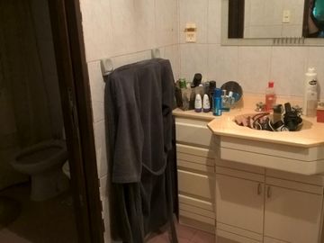 Garin Casa Zona Céntrica - sobre lote 281mts2 - a 1 cuadra Boulevard Pte. Peron - todos los servicios - 110mts cubiertos.-