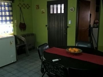 Garin Casa Zona Céntrica - sobre lote 281mts2 - a 1 cuadra Boulevard Pte. Peron - todos los servicios - 110mts cubiertos.-