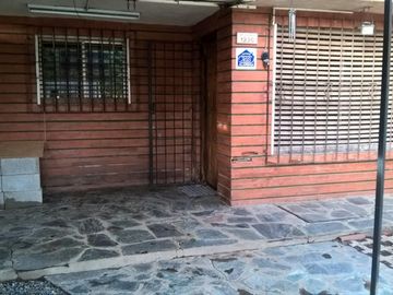 Garin Casa Zona Céntrica - sobre lote 281mts2 - a 1 cuadra Boulevard Pte. Peron - todos los servicios - 110mts cubiertos.-