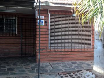 Garin Casa Zona Céntrica - sobre lote 281mts2 - a 1 cuadra Boulevard Pte. Peron - todos los servicios - 110mts cubiertos.-