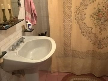 Garin Casa Zona Céntrica - sobre lote 281mts2 - a 1 cuadra Boulevard Pte. Peron - todos los servicios - 110mts cubiertos.-