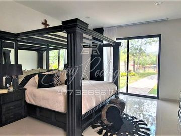CASA EN VENTA León,Gto; EL BOSQUE, CAMPO DE GOLF, UN PISO, 4 RECAMARAS, ALBERCA.