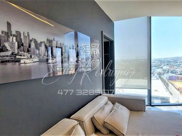 CASA EN VENTA León,Gto; EL BOSQUE, CAMPO DE GOLF, UN PISO, 4 RECAMARAS, ALBERCA.