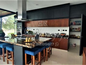 CASA EN VENTA León,Gto; EL BOSQUE, CAMPO DE GOLF, UN PISO, 4 RECAMARAS, ALBERCA.