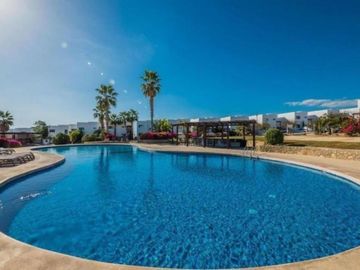 Casa con vista al océano, dentro de Residencial, en venta El Tezal.