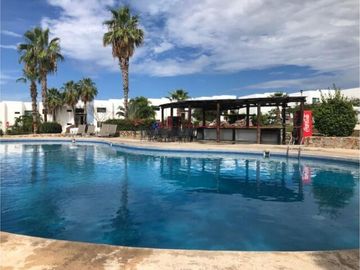 Casa con vista al océano, dentro de Residencial, en venta El Tezal.