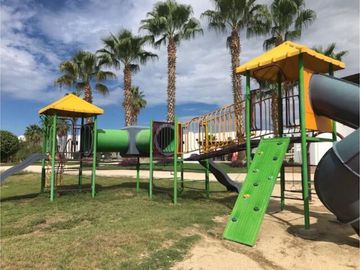 Casa con vista al océano, dentro de Residencial, en venta El Tezal.