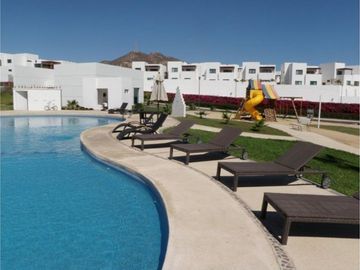 Casa con vista al océano, dentro de Residencial, en venta El Tezal.