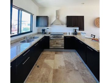 Casa con vista al océano, dentro de Residencial, en venta El Tezal.