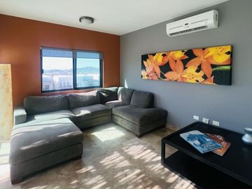 Casa con vista al océano, dentro de Residencial, en venta El Tezal.