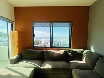 Casa con vista al océano, dentro de Residencial, en venta El Tezal.