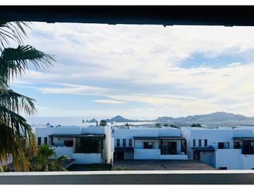 Casa con vista al océano, dentro de Residencial, en venta El Tezal.