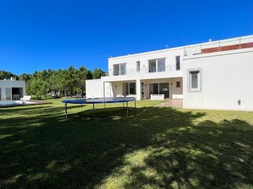 vendo casa en Pinamar barrio La Herradura