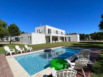 vendo casa en Pinamar barrio La Herradura