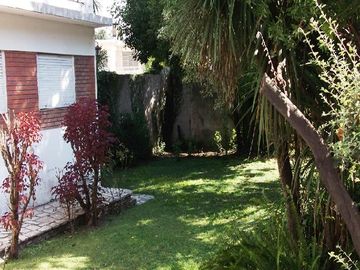 CHALET DE ESTILO EN ZONA CENTRICA A METROS DE ESTACION Y 5 ESQUINAS
