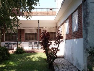 CHALET DE ESTILO EN ZONA CENTRICA A METROS DE ESTACION Y 5 ESQUINAS