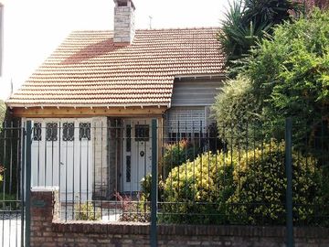 CHALET DE ESTILO EN ZONA CENTRICA A METROS DE ESTACION Y 5 ESQUINAS