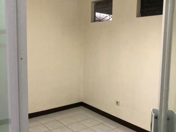 DISEWAKAN RUMAH POSISI HOOK (Cocok Untuk Kantor) DI JL.HANG LEKIR KEBAYORAN BARU JAKARTA SELATAN