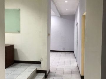 DISEWAKAN RUMAH POSISI HOOK (Cocok Untuk Kantor) DI JL.HANG LEKIR KEBAYORAN BARU JAKARTA SELATAN