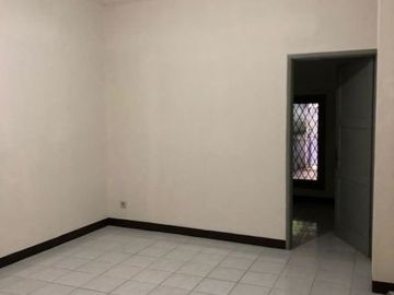 DISEWAKAN RUMAH POSISI HOOK (Cocok Untuk Kantor) DI JL.HANG LEKIR KEBAYORAN BARU JAKARTA SELATAN