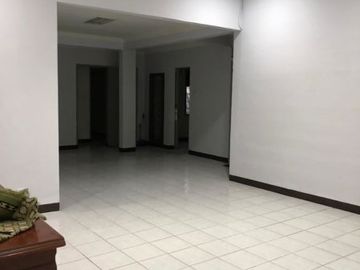 DISEWAKAN RUMAH POSISI HOOK (Cocok Untuk Kantor) DI JL.HANG LEKIR KEBAYORAN BARU JAKARTA SELATAN