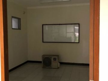 DISEWAKAN RUMAH POSISI HOOK (Cocok Untuk Kantor) DI JL.HANG LEKIR KEBAYORAN BARU JAKARTA SELATAN
