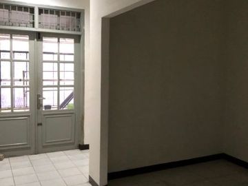 DISEWAKAN RUMAH POSISI HOOK (Cocok Untuk Kantor) DI JL.HANG LEKIR KEBAYORAN BARU JAKARTA SELATAN