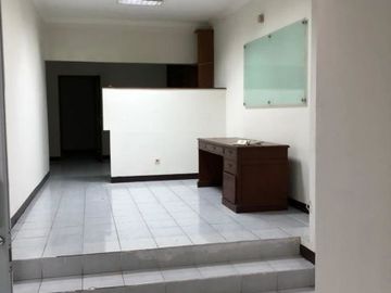 DISEWAKAN RUMAH POSISI HOOK (Cocok Untuk Kantor) DI JL.HANG LEKIR KEBAYORAN BARU JAKARTA SELATAN
