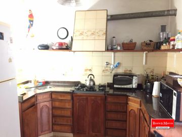 CHALET EN CORTIJO NUEVO 3 DORM,  LIVING , ESCRITORIO, BAÑO, COCINA COMEDOR, GALERIA CUBIERTA , QUINCHO Y PILETA. APTO CREDITO TOMA DPTO DE 3 AMBIENTES
