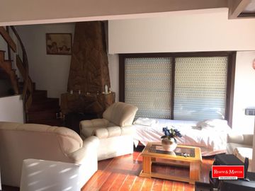 CHALET EN CORTIJO NUEVO 3 DORM,  LIVING , ESCRITORIO, BAÑO, COCINA COMEDOR, GALERIA CUBIERTA , QUINCHO Y PILETA. APTO CREDITO TOMA DPTO DE 3 AMBIENTES