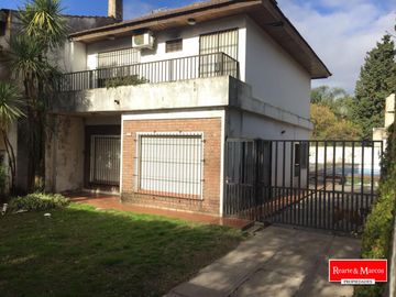 CHALET EN CORTIJO NUEVO 3 DORM,  LIVING , ESCRITORIO, BAÑO, COCINA COMEDOR, GALERIA CUBIERTA , QUINCHO Y PILETA. APTO CREDITO TOMA DPTO DE 3 AMBIENTES