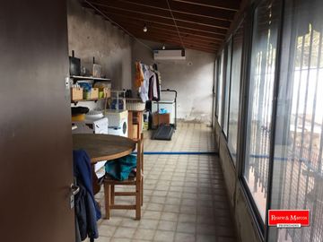 CHALET EN CORTIJO NUEVO 3 DORM,  LIVING , ESCRITORIO, BAÑO, COCINA COMEDOR, GALERIA CUBIERTA , QUINCHO Y PILETA. APTO CREDITO TOMA DPTO DE 3 AMBIENTES