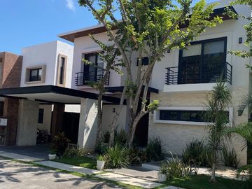 Casa con alberca privada, area de tv, en venta, Selvamar, Playa del carmen.