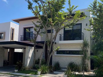 Casa con alberca privada, area de tv, en venta, Selvamar, Playa del carmen.