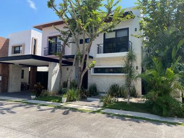 Casa con alberca privada, area de tv, en venta, Selvamar, Playa del carmen.